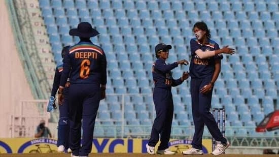 Jhulan Goswami picked up a 4-wicket haul in the 2nd ODI against South Africa in Lucknow