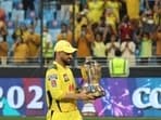 MS Dhoni with the IPL 2021 trophy.