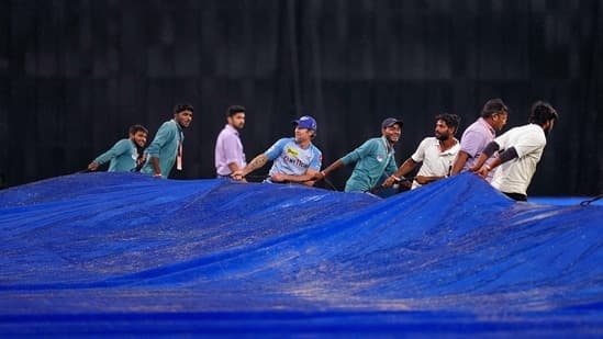 LSG coach Jonty Rhodes helps groundsmen to cover the pitch as rains forced Lucknow Super Giants and Chennai Super Kings to each take a point from their match in Lucknow that ended with four balls remaining in the first innings.&nbsp;