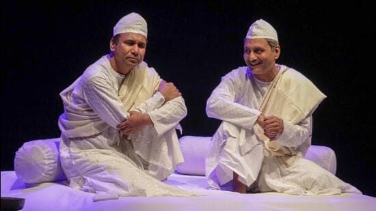 Dastangos Darain Shahidi (Left) and Mahmood Farooqui (Right) use mnemonics to remember the long passages in their performances. Farooqui says, “I have grown up memorising the tables, the Quran, poems, and Sanskrit shlokas.” (HT Photo)