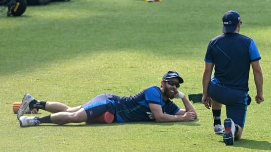 New Zealand's Kane Williamson (L) talks with teammate Will Young during a practice session