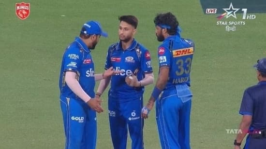 Rohit Sharma talking to Akash Madhwal and Hardik Pandya