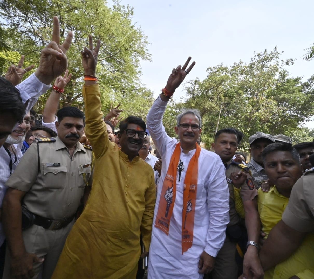 Mahayuti winning candidates Arvind Sawant and Anil Desai pose with ‘victory’ sign  (Anshuman Poyrekar/Hindustan Times)
