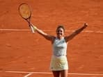 Italy's Jasmine Paolini celebrates as she won her semifinal match of the French Open tennis tournament against Russia's Mirra Andreeva