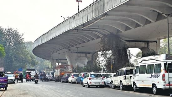 Some stretches under the flyover is encroached upon for illegal parking. (Arvind Yadav/HT photo)