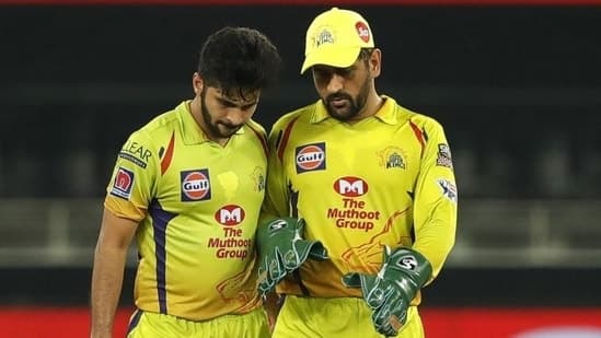 Shardul Thakur (L) and MS Dhoni in IPL 2021.