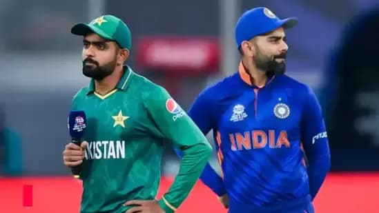 Babar Azam (L) and Virat Kohli during the 2021 T20 World Cup