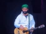 Arijit Singh was disappointed by a security guard for holding a female fan by the neck during live show.